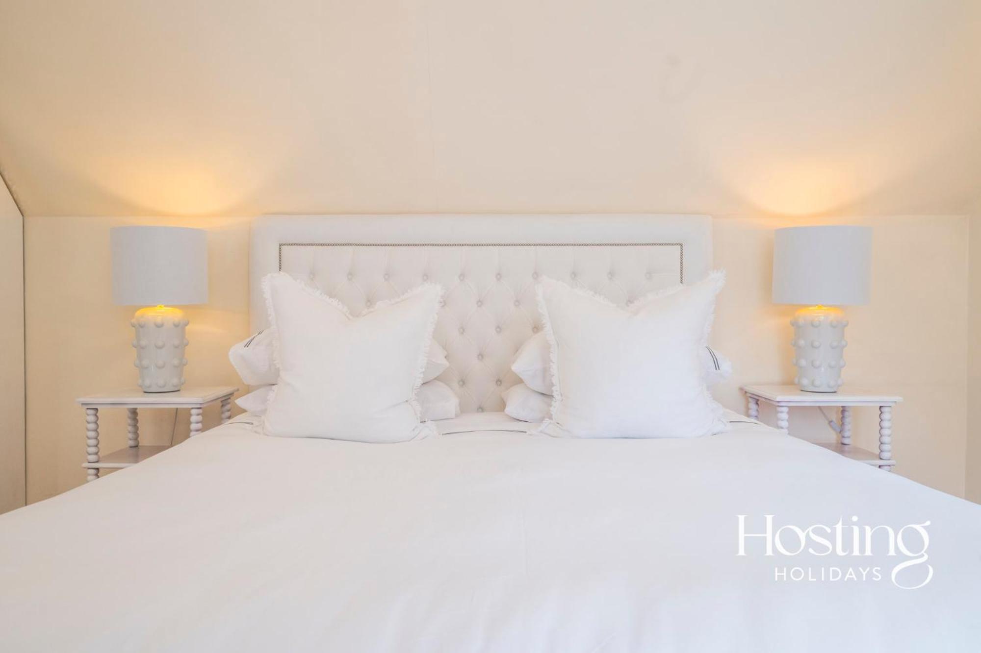 Magnolia - 4 Beds Fabulous Garden Parking Holiday home *