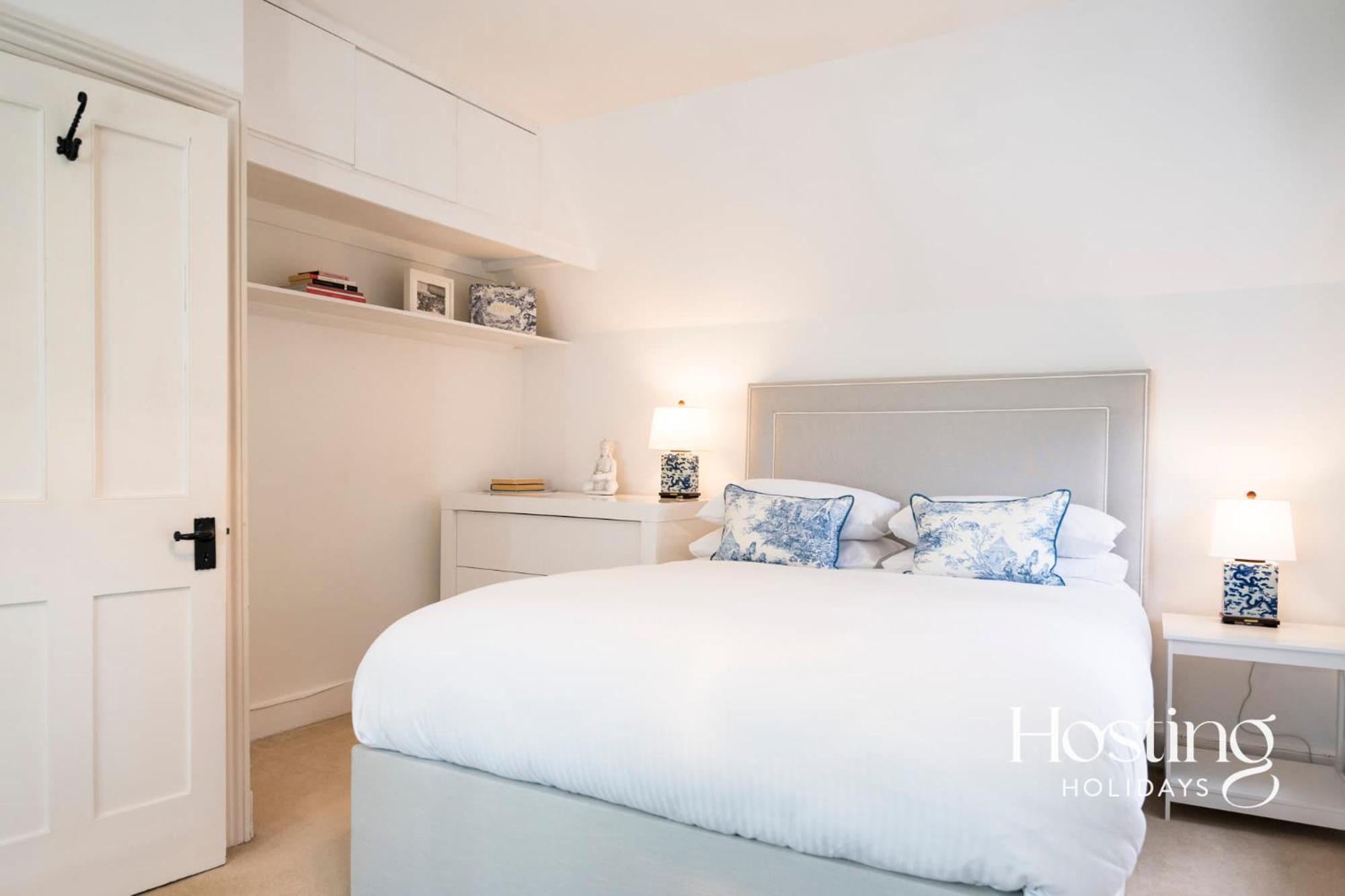 Magnolia - 4 Beds Fabulous Garden Parking Holiday home *