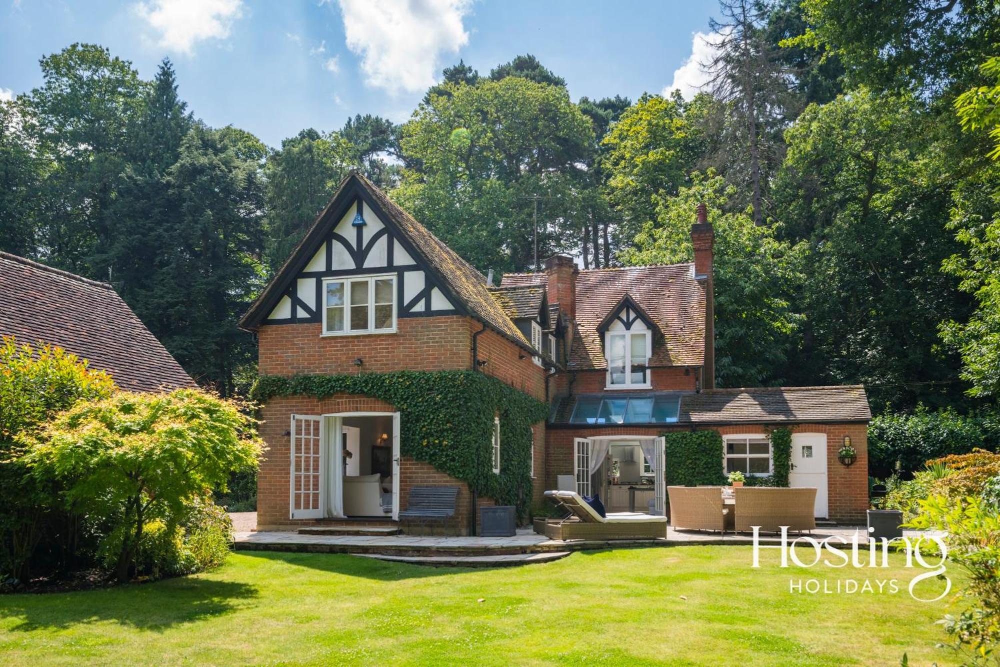 Magnolia - 4 Beds Fabulous Garden Parking Holiday home *