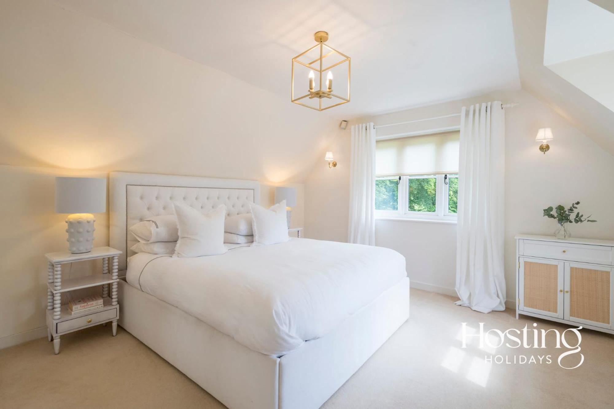 Magnolia - 4 Beds Fabulous Garden Parking Holiday home *